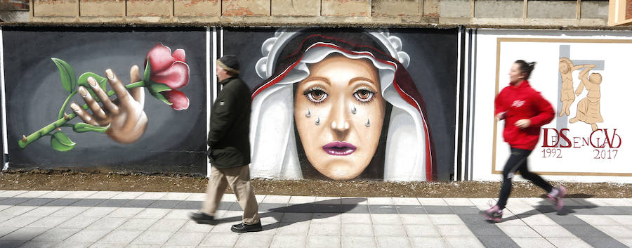 Fotos: Inauguración de un mural de arte urbano sobre la Semana Santa de León