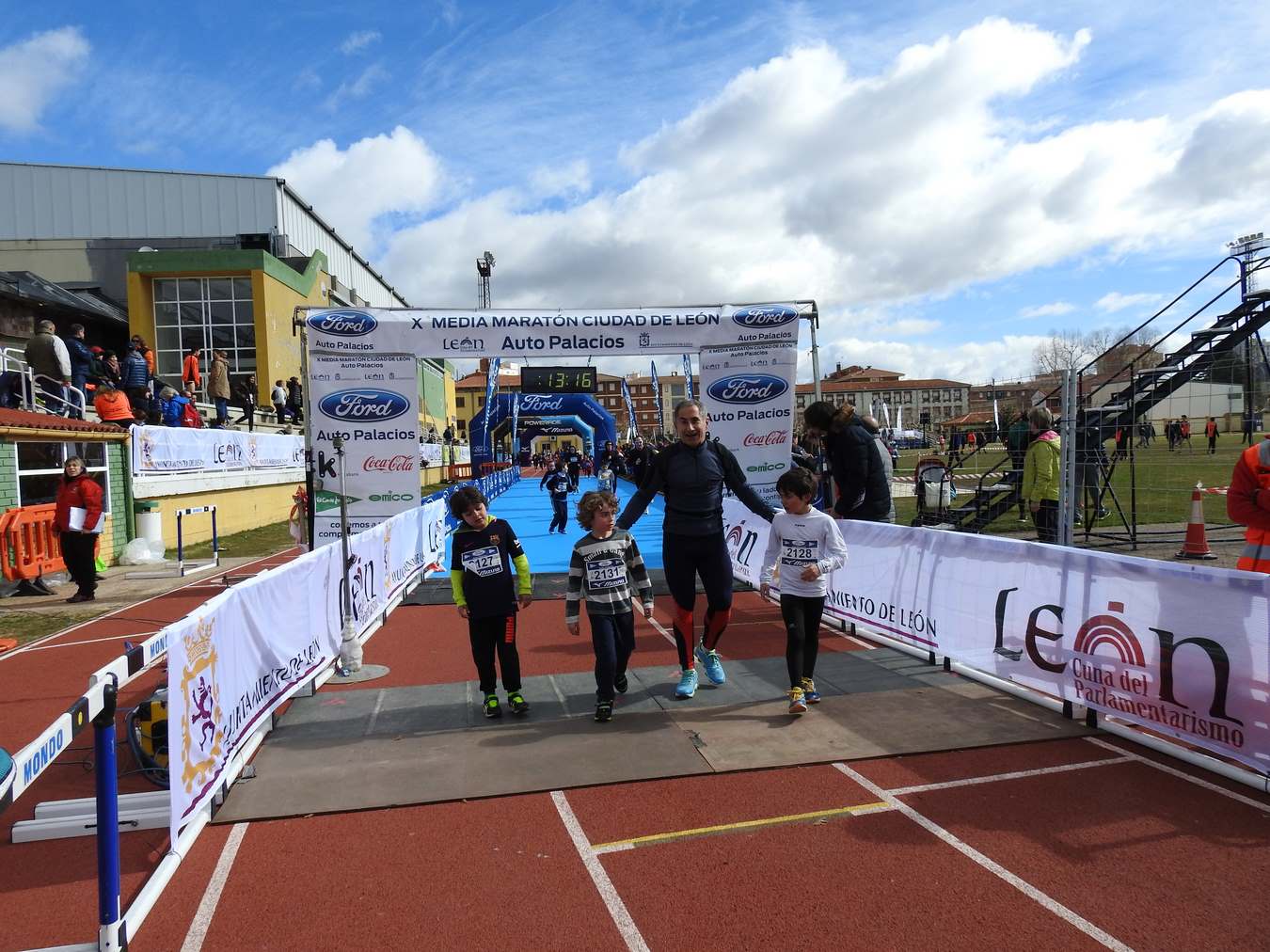 Galería de imágenes de los 2 kilómetros de la Media Maratón de León