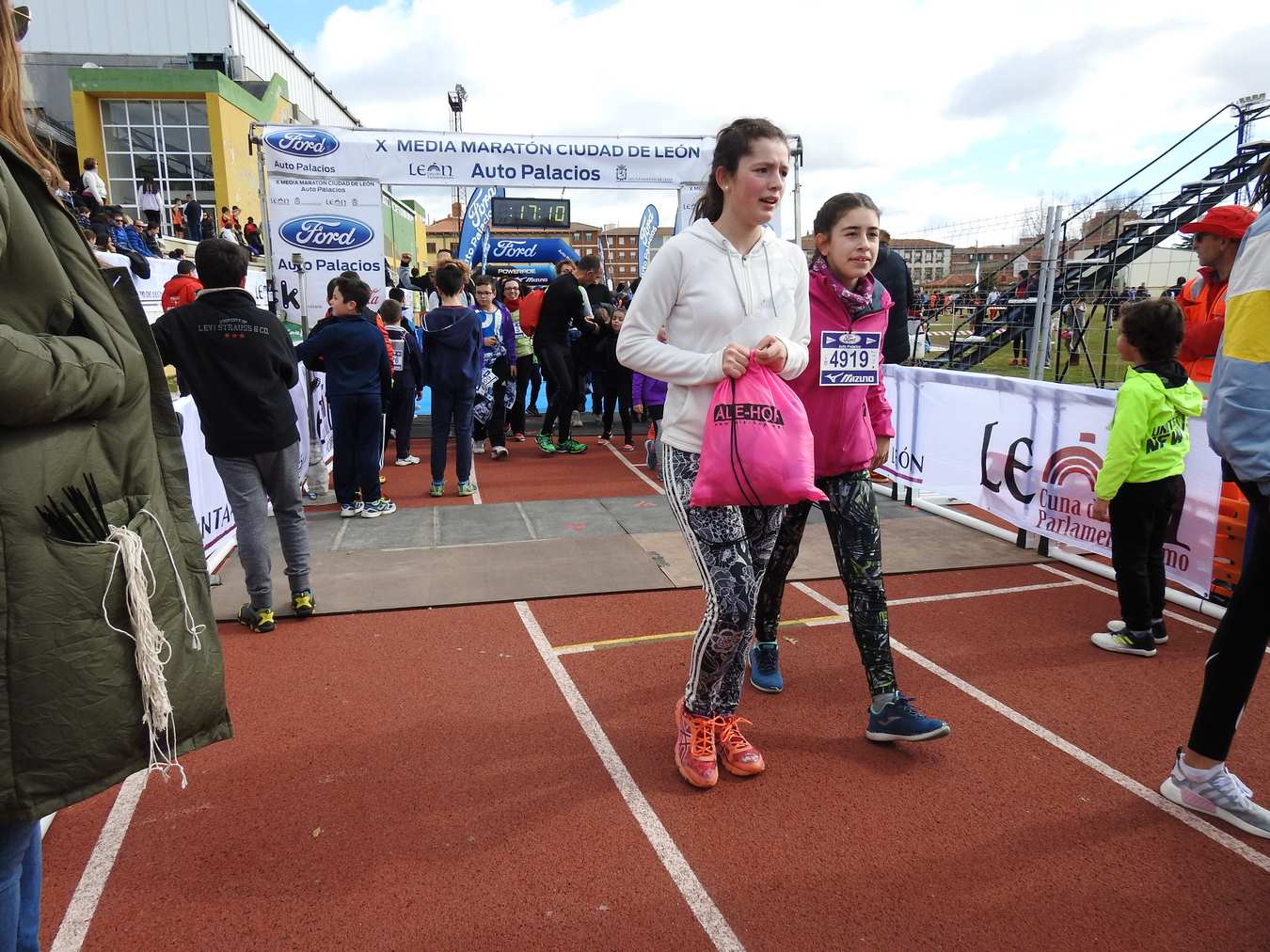 Galería de imágenes de los 2 kilómetros de la Media Maratón de León