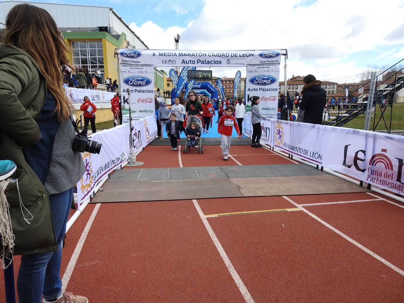 Galería de imágenes de los 2 kilómetros de la Media Maratón de León