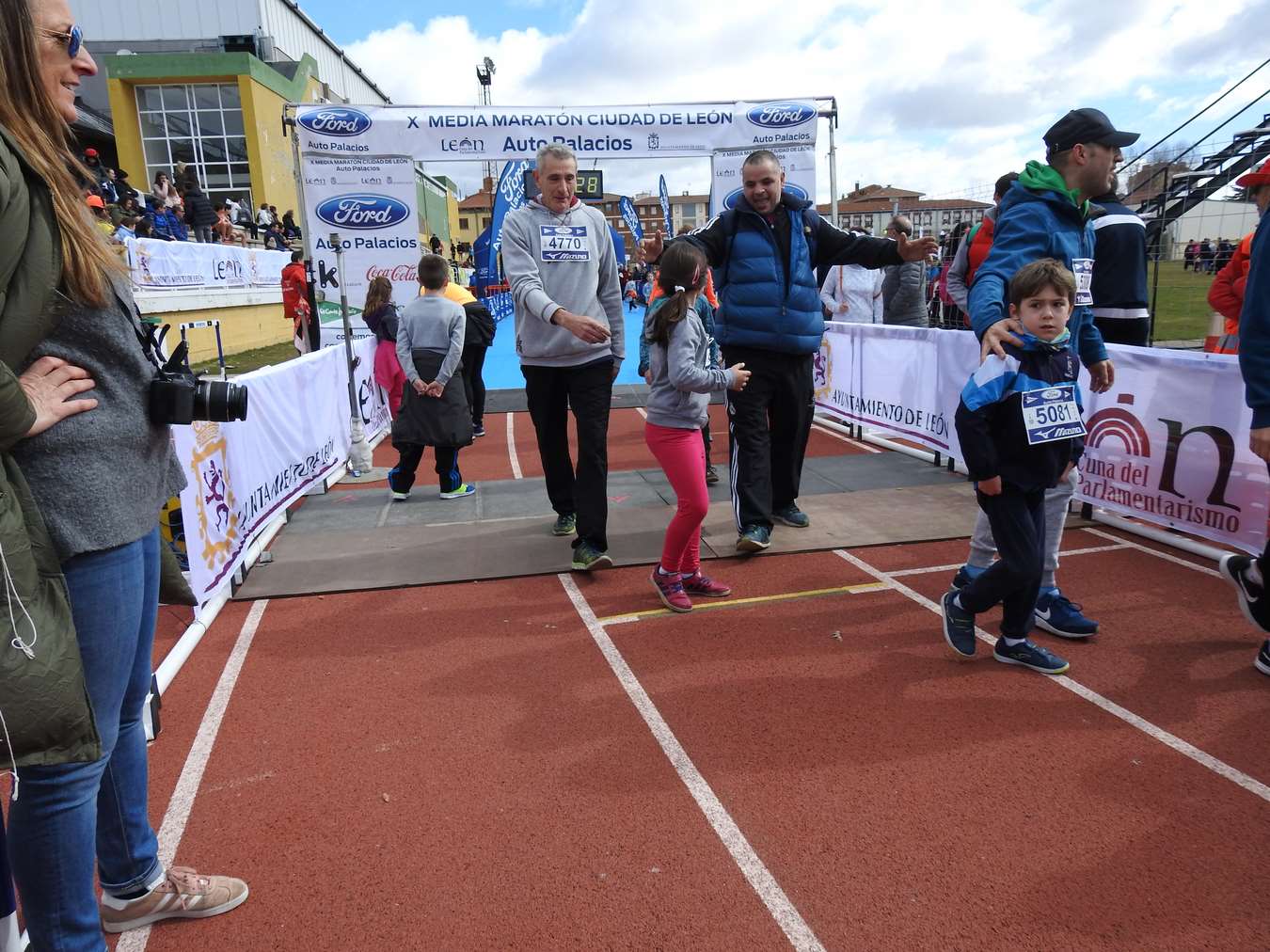 Galería de imágenes de los 2 kilómetros de la Media Maratón de León