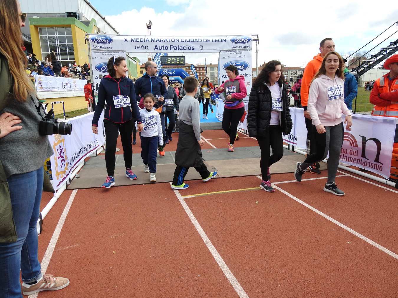 Galería de imágenes de los 2 kilómetros de la Media Maratón de León