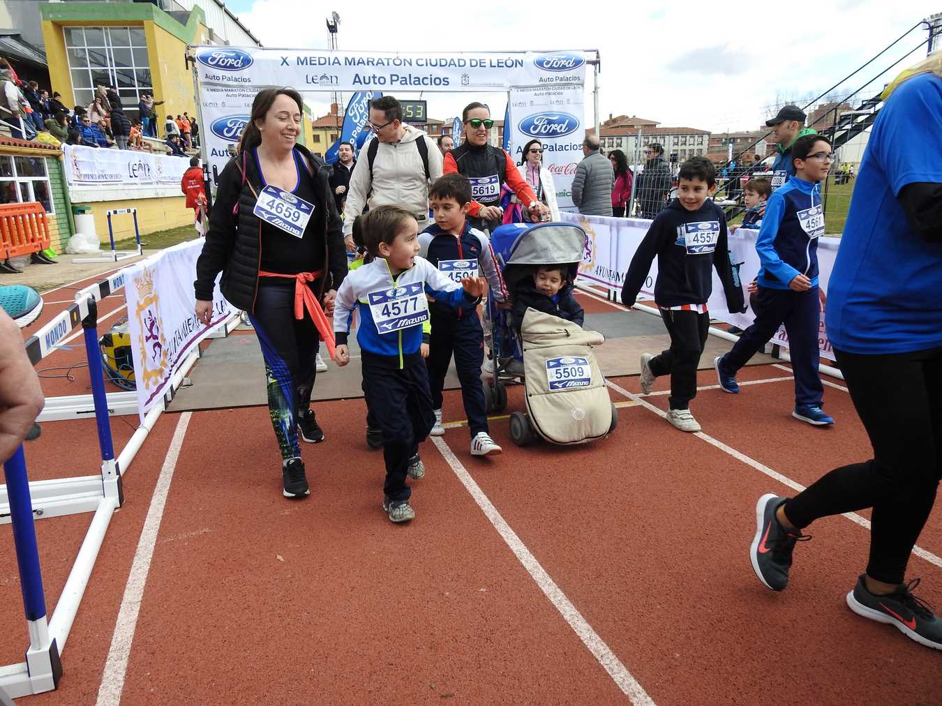 Galería de imágenes de los 2 kilómetros de la Media Maratón de León