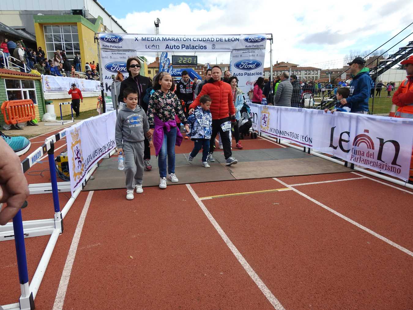 Galería de imágenes de los 2 kilómetros de la Media Maratón de León