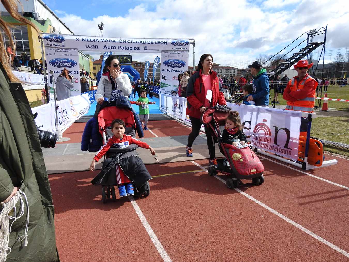 Galería de imágenes de los 2 kilómetros de la Media Maratón de León