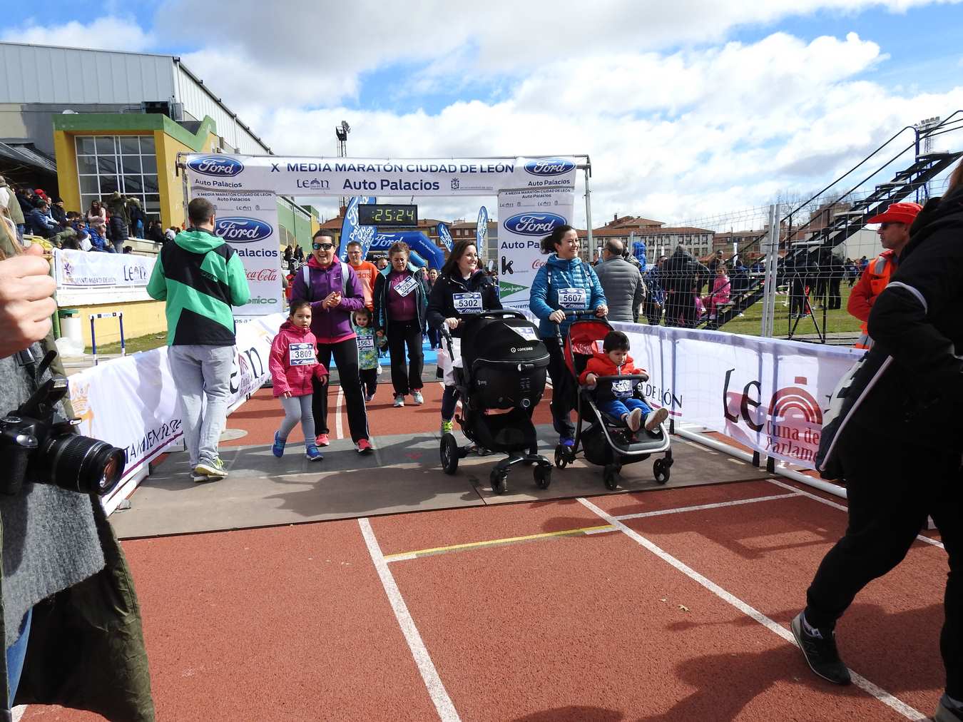 Galería de imágenes de los 2 kilómetros de la Media Maratón de León