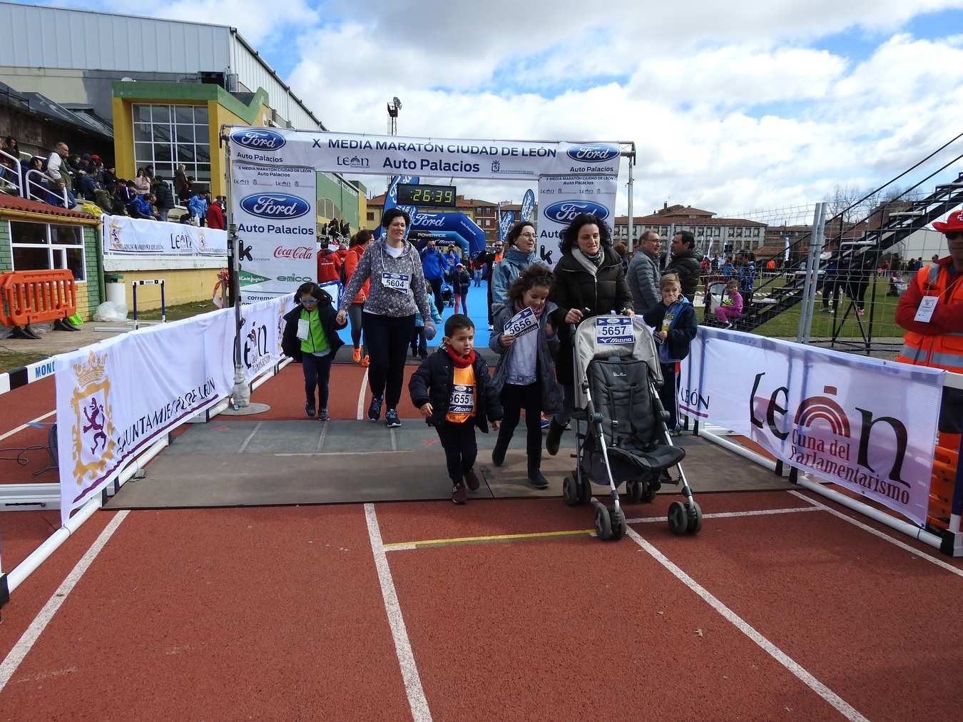 Galería de imágenes de los 2 kilómetros de la Media Maratón de León