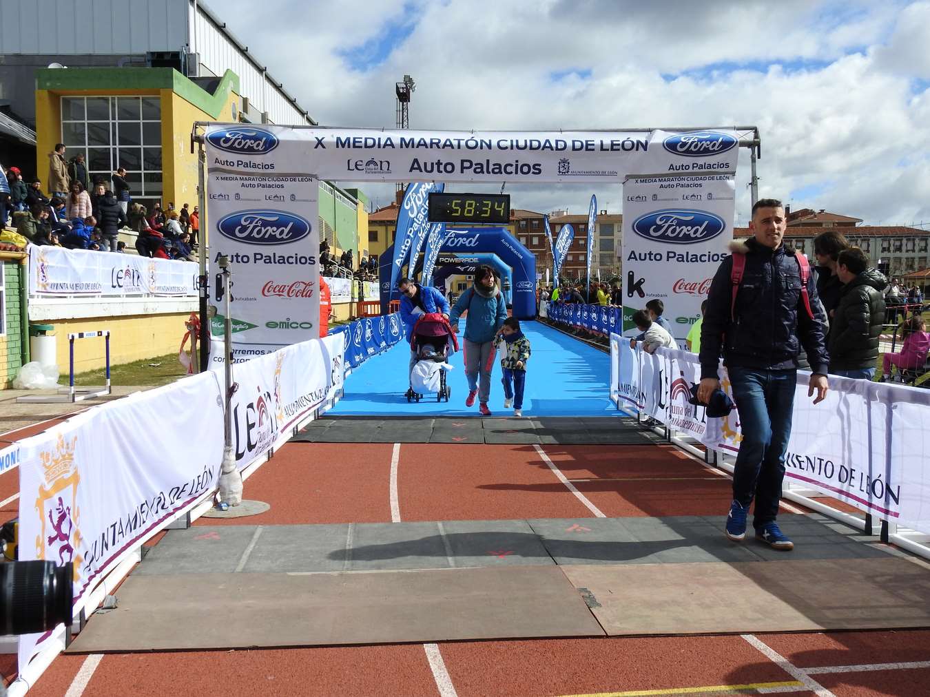 Galería de imágenes de los 2 kilómetros de la Media Maratón de León