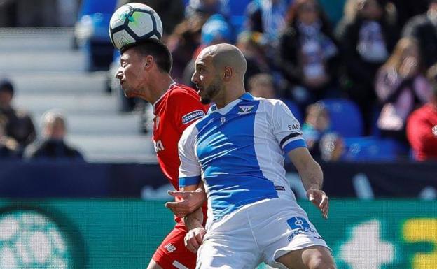 Amrabat y Lenglet pugnan por un balón en Butarque. 