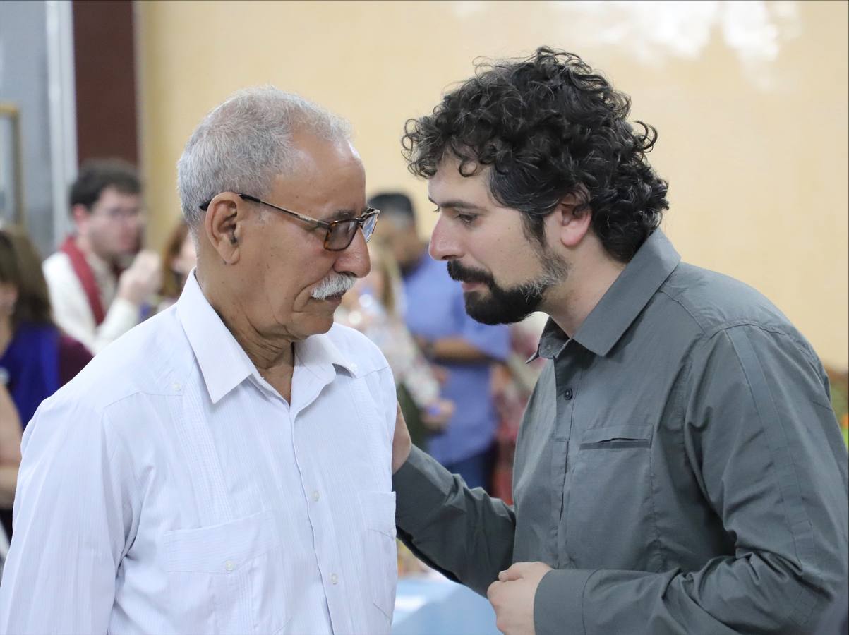 El presidente de la la RASD Brahim Ghali recibe a la delegación de CyL en los campos de refugiados. En la imagen el portavoz del Grupo Mixto en las Cortes, saluda al presidente.