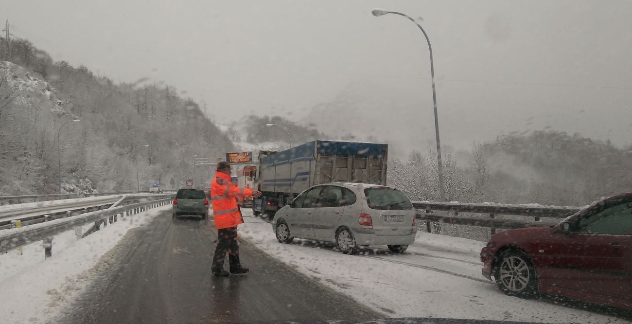 La autopista A 66 que une León con Asturias, afectada por el temporal de nieve