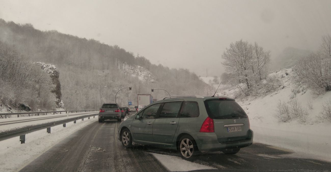 La autopista A 66 que une León con Asturias, afectada por el temporal de nieve