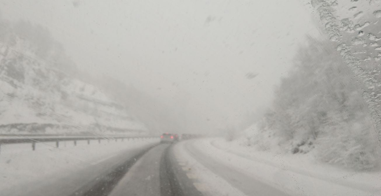 La autopista A 66 que une León con Asturias, afectada por el temporal de nieve