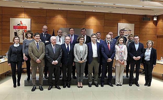 Imagen principal - Aplazada la Conferencia Enfermera ante la ausencia de 12 de los 17 consejeros autonómicos