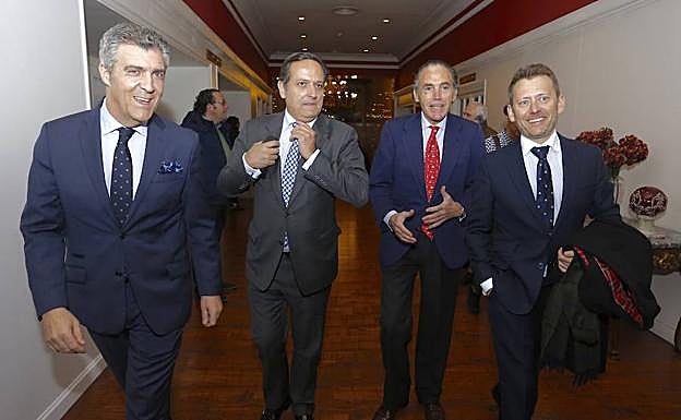 Representantes de la Fele y del Cem, antes de la asamblea. 