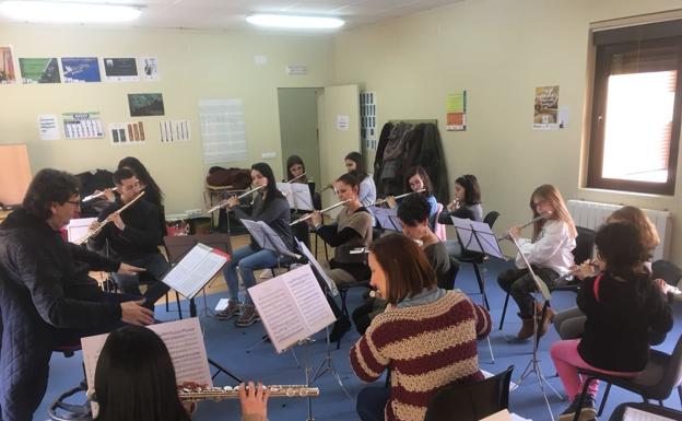 Salvador Espasa comparte sus conocimientos con los más jóvenes en La Bañeza