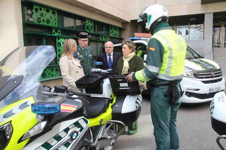 María José Salgueiro, con vehículos de la Guardia Civil. 