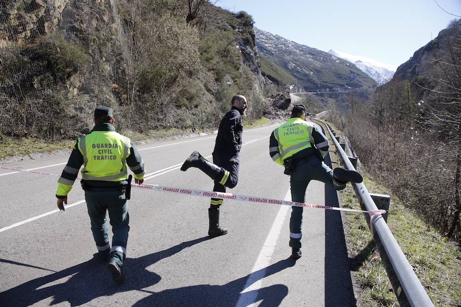 Fotos: Un argayo corta la conexión de León y Asturias por León