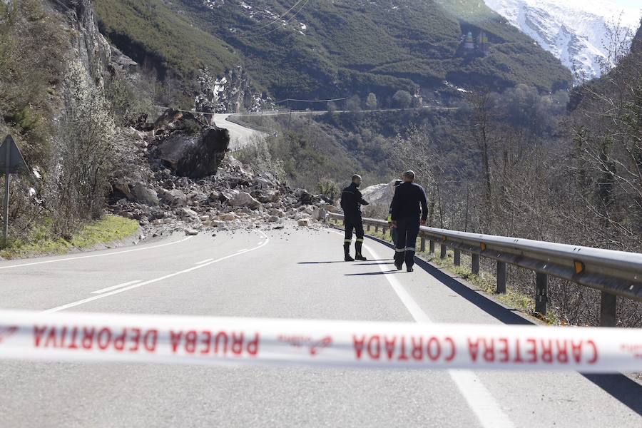 Fotos: Un argayo corta la conexión de León y Asturias por León