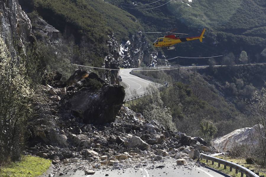 Fotos: Un argayo corta la conexión de León y Asturias por León