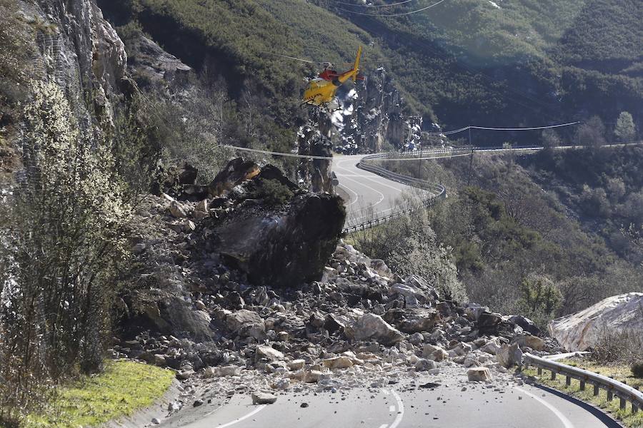 Fotos: Un argayo corta la conexión de León y Asturias por León