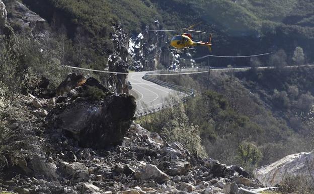 Imagen principal - Un impresionante argayo corta la conexión de Asturias y León por el puerto de Tarna