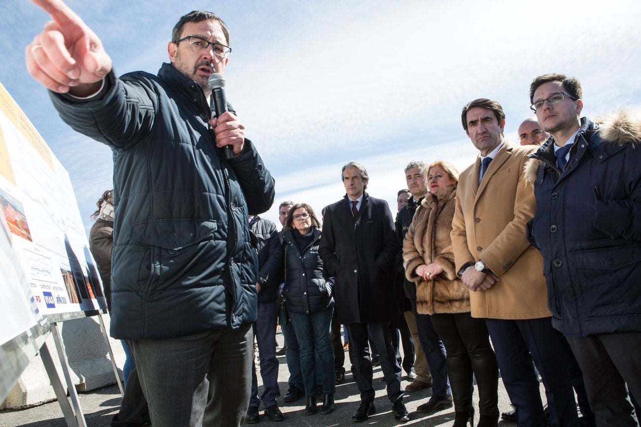 El ministro de Fomento, Íñigo de la Serna, visita las obras de la Autovía del Duero acompañado por el El consejero de Fomento y Medio Ambiente, Juan Carlos Suárez-Quiñones