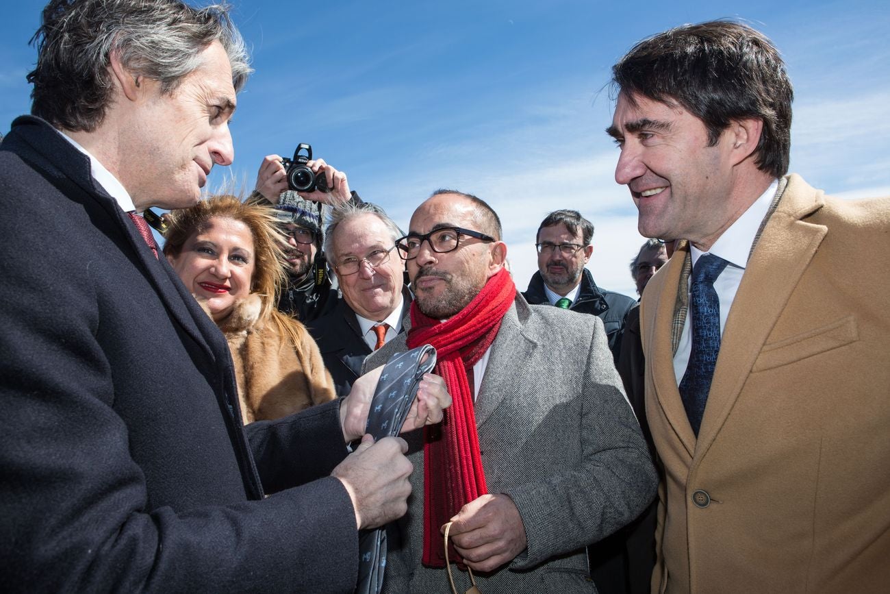 El ministro de Fomento, Íñigo de la Serna, visita las obras de la Autovía del Duero acompañado por el El consejero de Fomento y Medio Ambiente, Juan Carlos Suárez-Quiñones