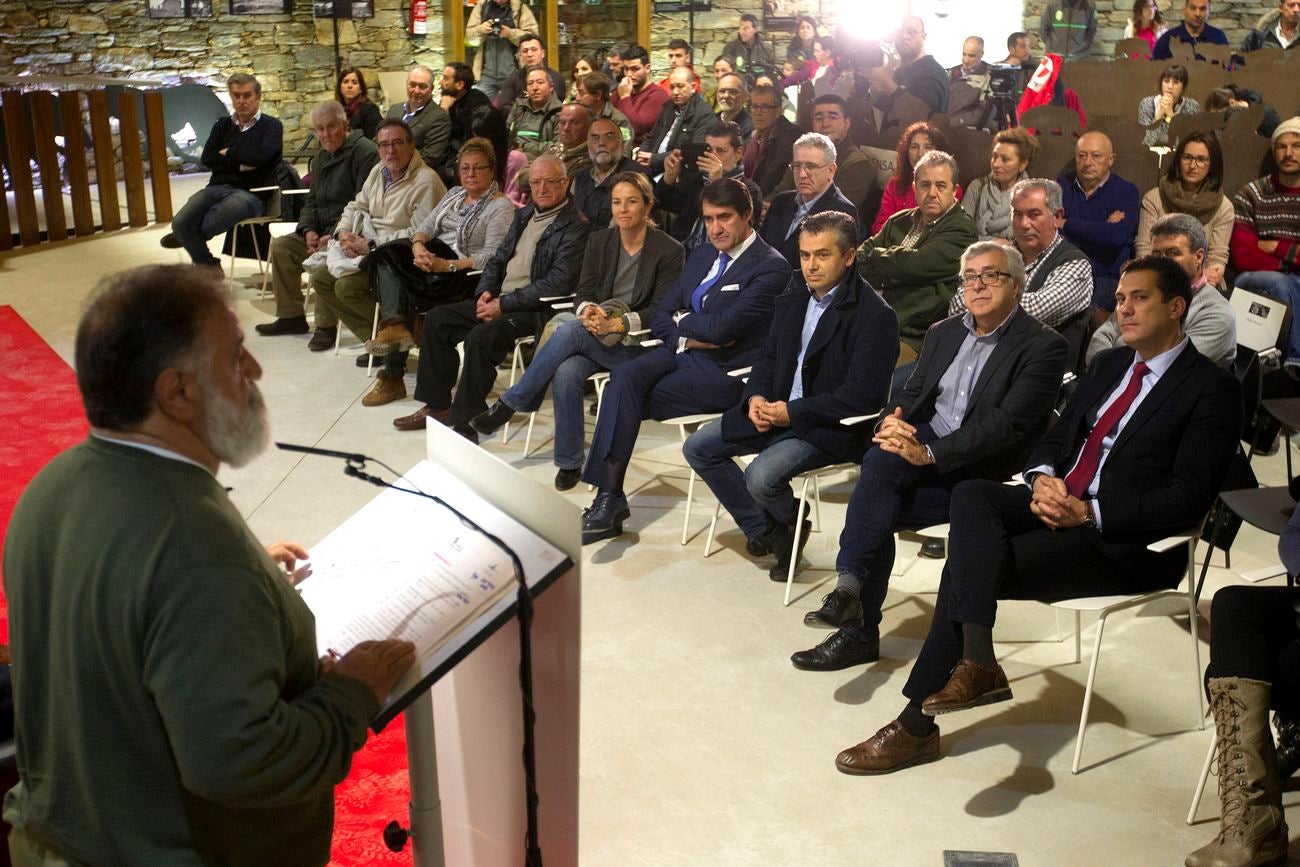 El consejero de Fomento y Medio Ambiente, Juan Carlos Suárez-Quiñones, y la hija de Felix Rodríguez de la Fuente, Odile, participan en el acto de homenaje a Félix Rodríguez de la Fuente, que ha organizado la Consejería con motivo del nonagésimo aniversario de su nacimiento