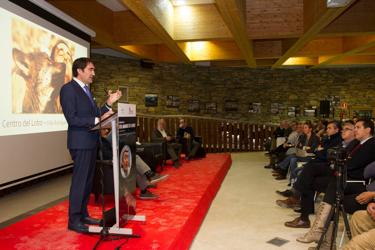 El consejero de Fomento y Medio Ambiente, Juan Carlos Suárez-Quiñones, y la hija de Felix Rodríguez de la Fuente, Odile, participan en el acto de homenaje a Félix Rodríguez de la Fuente, que ha organizado la Consejería con motivo del nonagésimo aniversario de su nacimiento