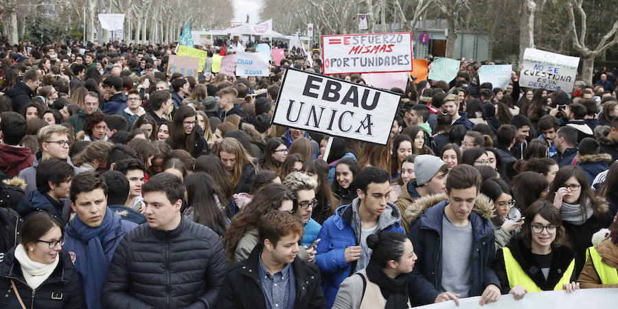 Fotos: Los estudiantes de Castilla y León piden una EBAU justa en Valladolid