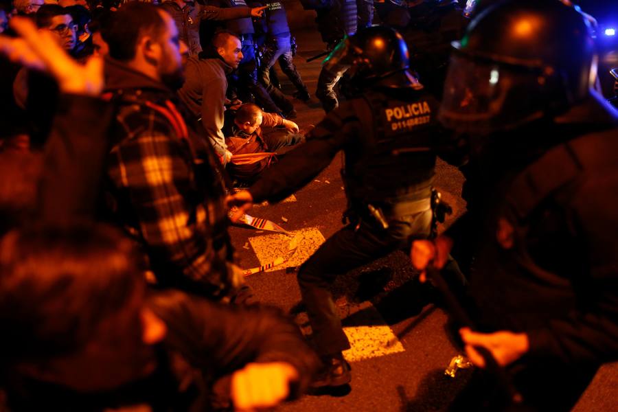 Un total de 22 personas han resultado heridas leves y dos con prónostico menos grave este viernes por la noche durante la movilización contra el encarcelamiento de políticos soberanistas en la zona de la Delegación del Gobierno en Cataluña.