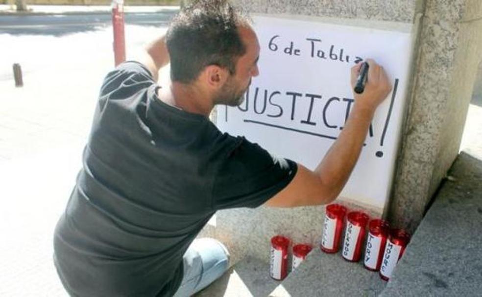 Los familiares de los fallecidos piden justicia a las puertas de los juzgados.