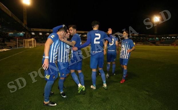 Los jugadores celebran uno de los goles.