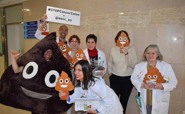 La AECC lleva la campaña del test de sangre oculta en las heces a los hospitales. En la foto, el Clínico de Valladolid. EL NORTE