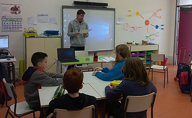 Ángel Abad imparte clase a alumnos de Primaria del CRA Diego Marín Aguilera