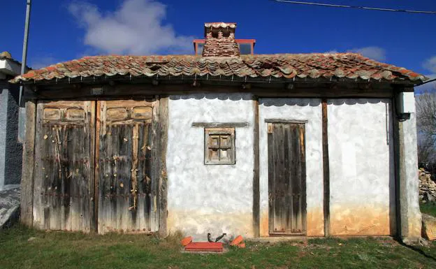 Gran parte de las propiedades de este anejo de Riaza son de un empresario que vende inmuebles y fincas. 