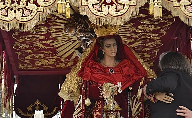 Imagen de la Virgen del Gran Poder, con la medalla de Donantes de Sangre.