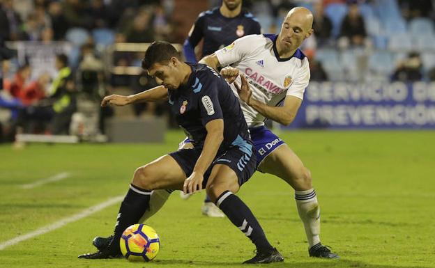 Albizua pelea un balón con Toquero.