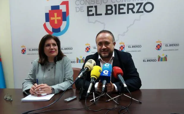 El presidente del Consejo Comarcal junto a la presidenta de Bierzo Enoturismo, en la presentación del acuerdo de colaboración.