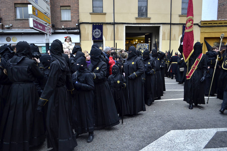 La Procesión de la Pasión vuelve a reunir a las cofradías de Nuestra Señora de las Angustias y Soledad, Nuestro Padre Jesús Nazareno y Real de Minerva y Veracruz, esquivando a la lluvia de media tarde