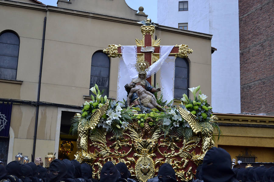 La Procesión de la Pasión vuelve a reunir a las cofradías de Nuestra Señora de las Angustias y Soledad, Nuestro Padre Jesús Nazareno y Real de Minerva y Veracruz, esquivando a la lluvia de media tarde