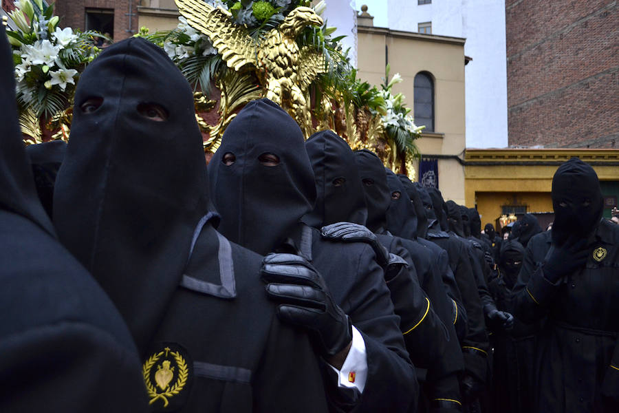 La Procesión de la Pasión vuelve a reunir a las cofradías de Nuestra Señora de las Angustias y Soledad, Nuestro Padre Jesús Nazareno y Real de Minerva y Veracruz, esquivando a la lluvia de media tarde