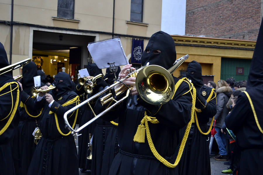 La Procesión de la Pasión vuelve a reunir a las cofradías de Nuestra Señora de las Angustias y Soledad, Nuestro Padre Jesús Nazareno y Real de Minerva y Veracruz, esquivando a la lluvia de media tarde