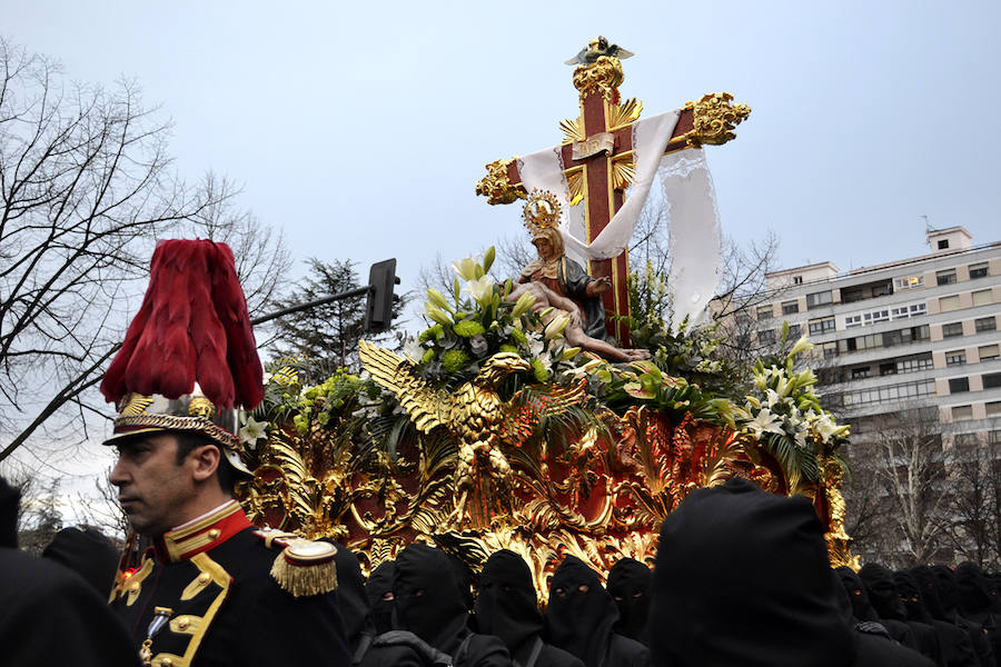 La Procesión de la Pasión vuelve a reunir a las cofradías de Nuestra Señora de las Angustias y Soledad, Nuestro Padre Jesús Nazareno y Real de Minerva y Veracruz, esquivando a la lluvia de media tarde