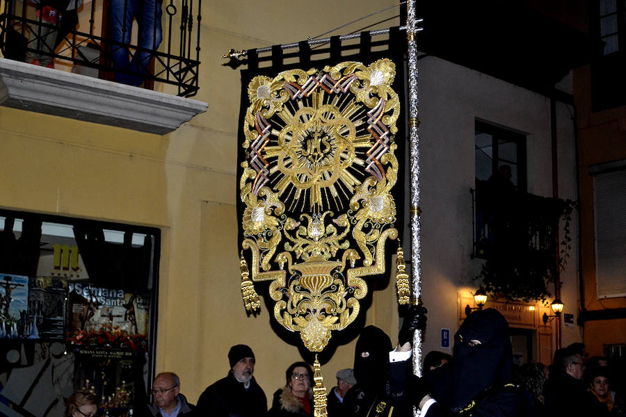 La Procesión de la Pasión vuelve a reunir a las cofradías de Nuestra Señora de las Angustias y Soledad, Nuestro Padre Jesús Nazareno y Real de Minerva y Veracruz, esquivando a la lluvia de media tarde