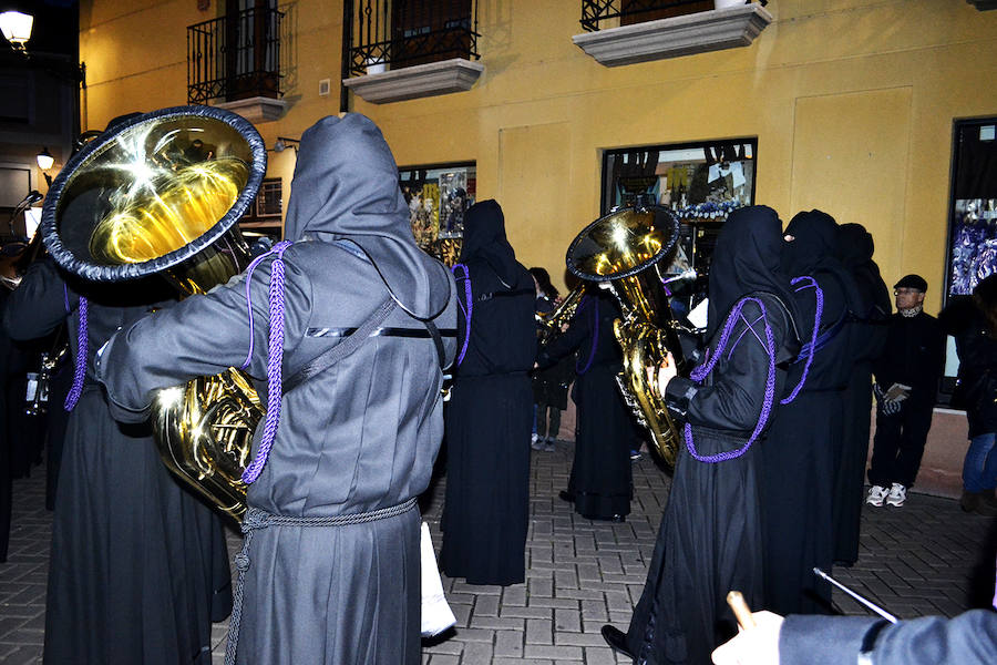 La Procesión de la Pasión vuelve a reunir a las cofradías de Nuestra Señora de las Angustias y Soledad, Nuestro Padre Jesús Nazareno y Real de Minerva y Veracruz, esquivando a la lluvia de media tarde