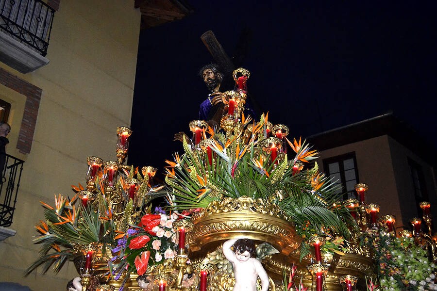 La Procesión de la Pasión vuelve a reunir a las cofradías de Nuestra Señora de las Angustias y Soledad, Nuestro Padre Jesús Nazareno y Real de Minerva y Veracruz, esquivando a la lluvia de media tarde