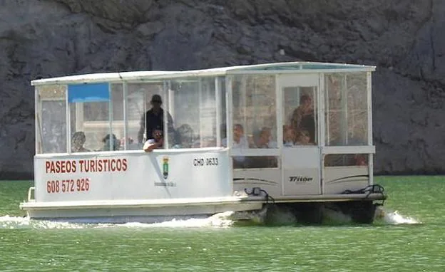 Imagen del barco turístico que recorre las aguas de Riaño.