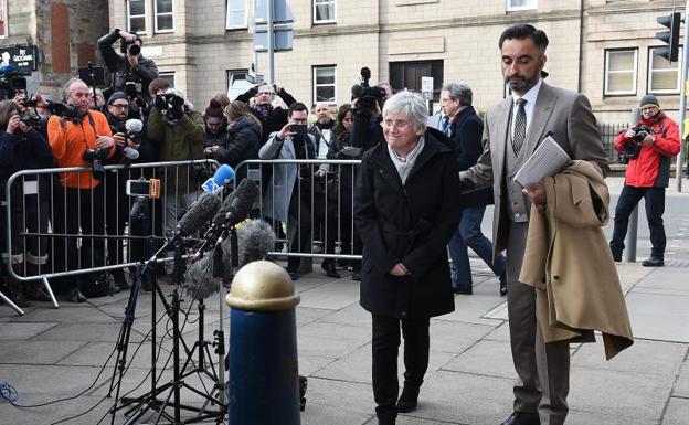 Clara Ponsatí llega a la comisaría de policía de St. Leonards acompañada de su abogado Aamer Anwar.